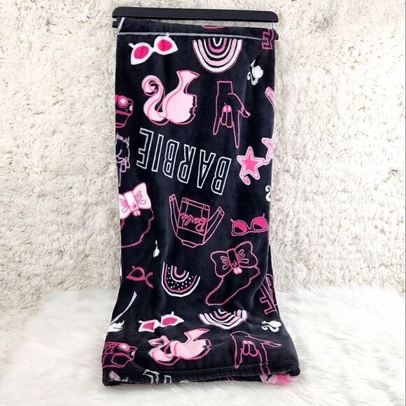 {Barbie} Plush Throw Blanket - Picture 4 of 7